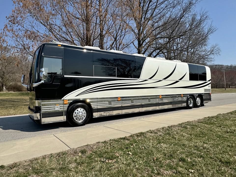 2005 Prevost XLII Entertainer Coach