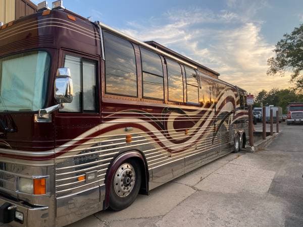 2000 Prevost XL45 Featherlite Vantare
