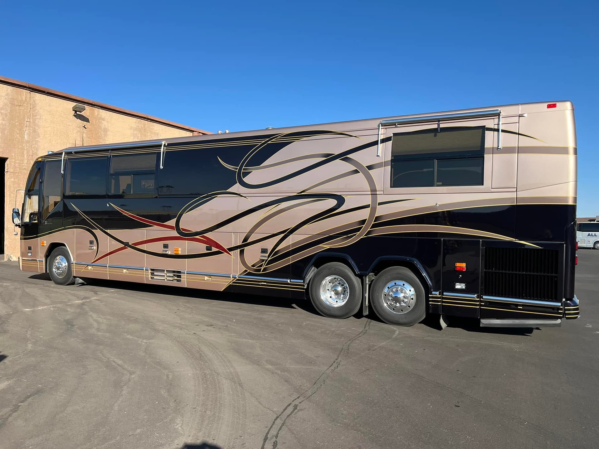 1999 H3-45 Featherlite Vantare Conversion in Mesa, AZ